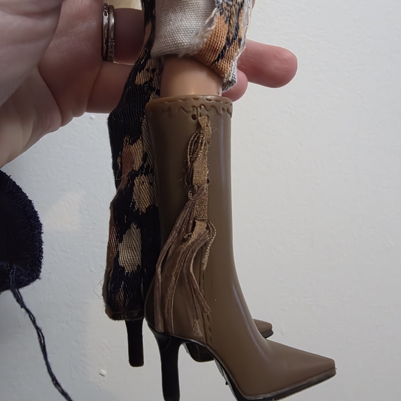 Bratz Wild Wild West Fianna Doll - 1st Edition, 2005 - Picture 14 of 15